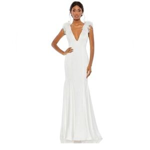 Mac Duggal
Feather Shoulder V-Neck Column Gown size 6 white NWT